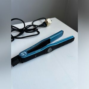 Ceramic hair straightener